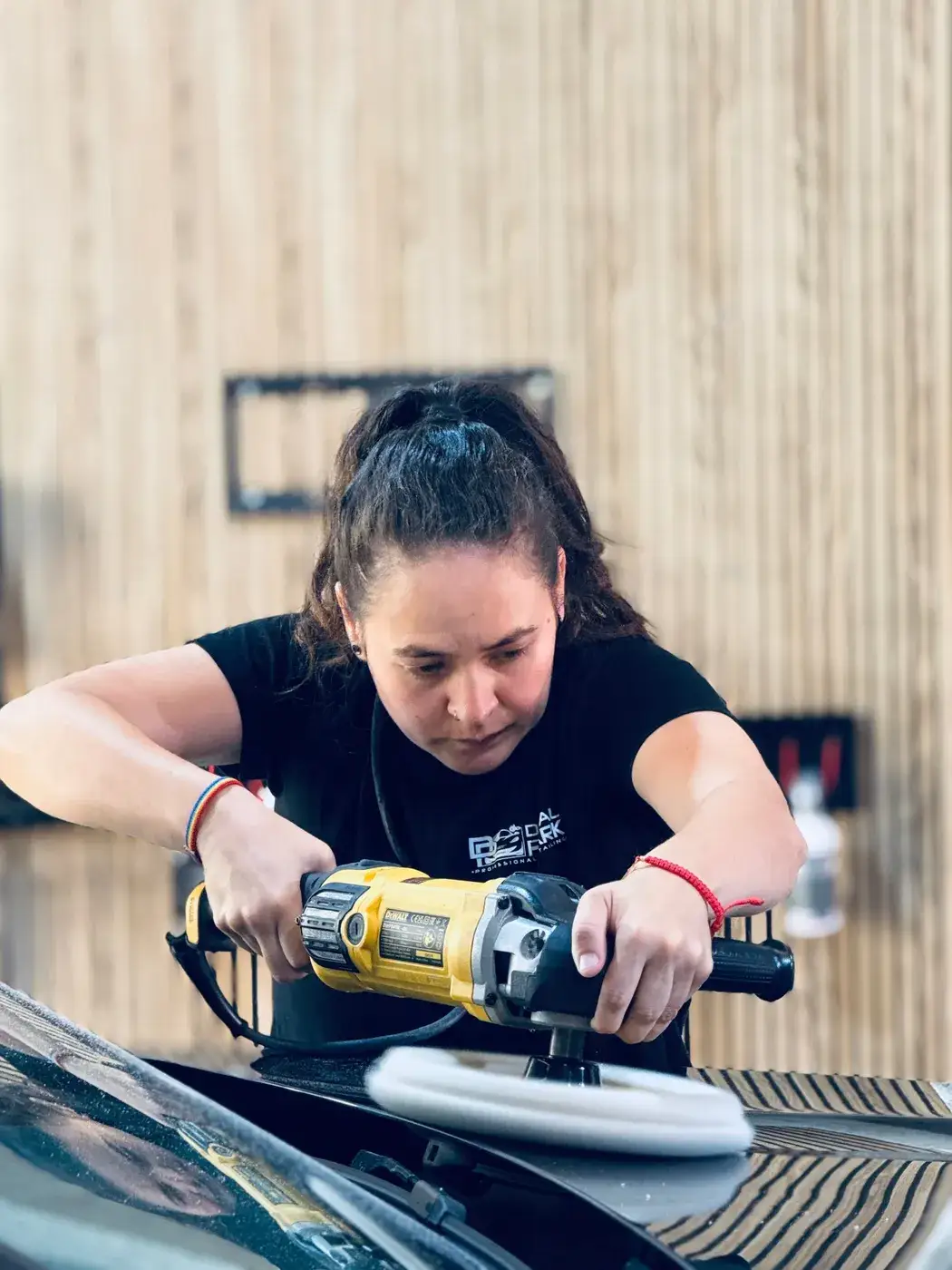 Alumna puliendo con una rotativa durante las prácticas