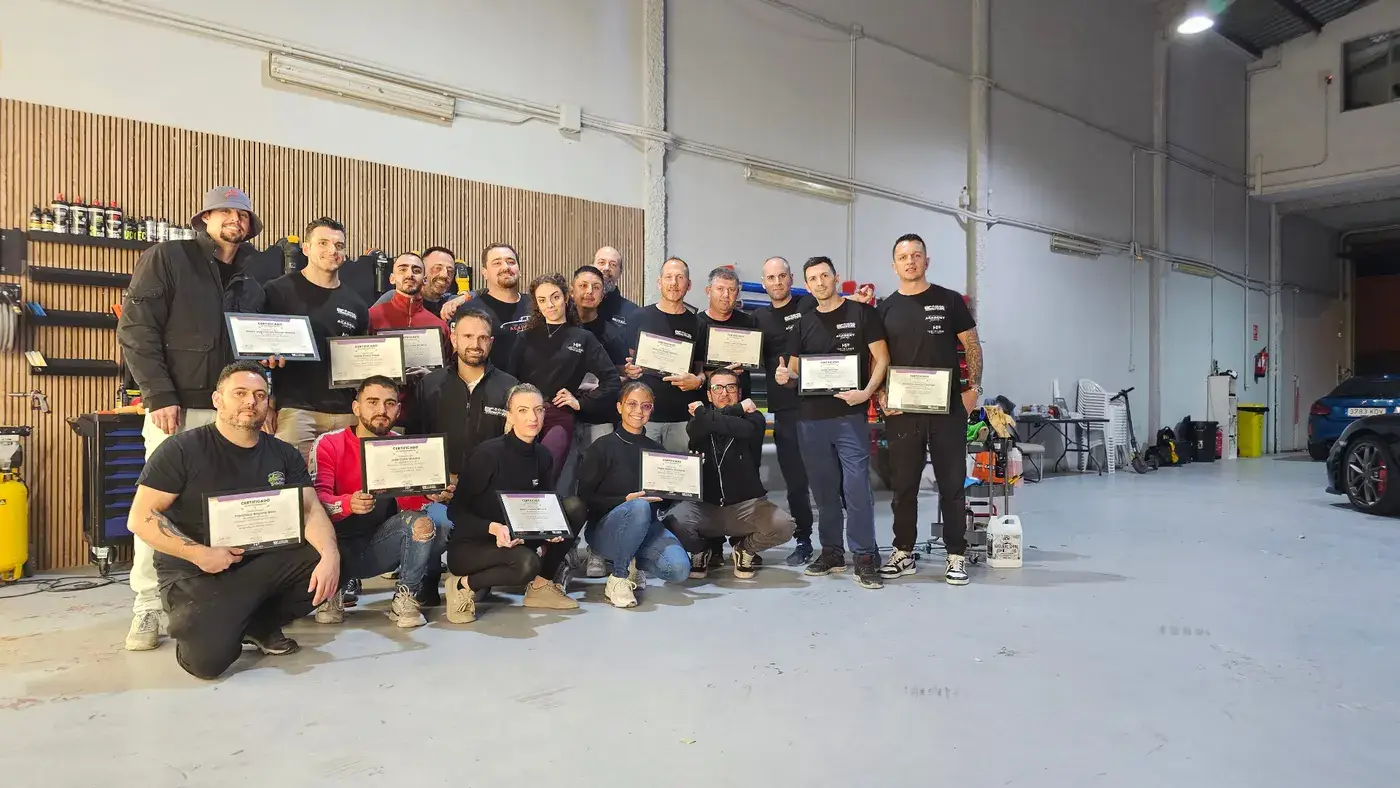 Grupo de alumnos con sus diplomas al terminar el curso de detailing