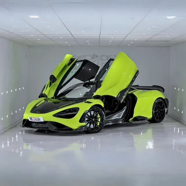 McLaren verde lima con las puertas abiertas, en el estudio de Detail Park
