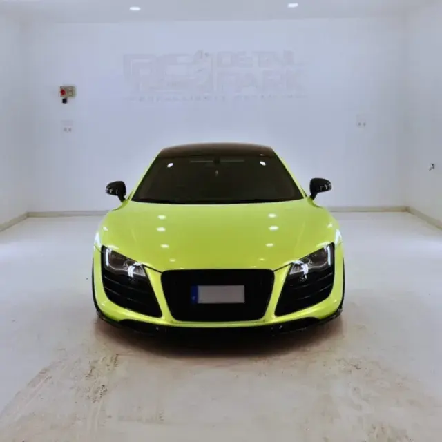 Audi R8 verde lima de frente, en el estudio de Detail Park