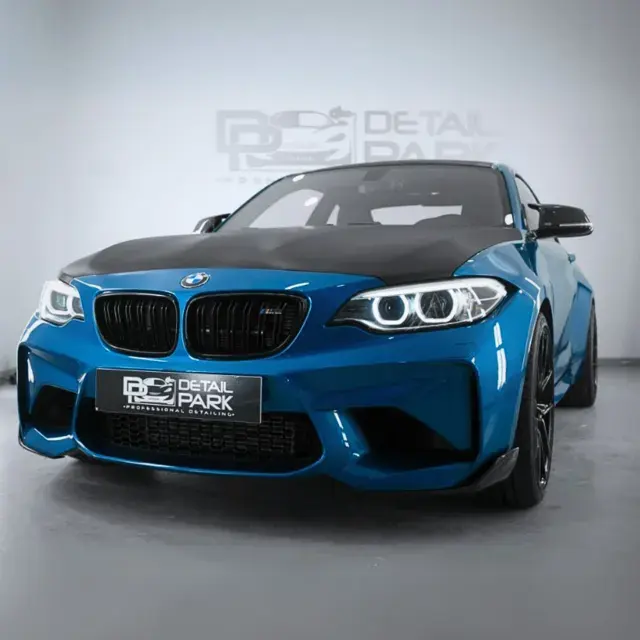 BMW M2 azul con capó de carbono, en el estudio de Detail Park