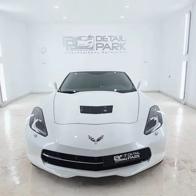 Chevrolet Corvette blanco de frente, en el estudio de Detail Park