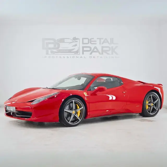 Ferrari rojo de perfil, en el estudio de Detail Park