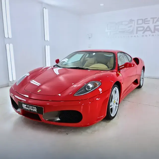 Ferrari rojo clásico, en el estudio de Detail Park