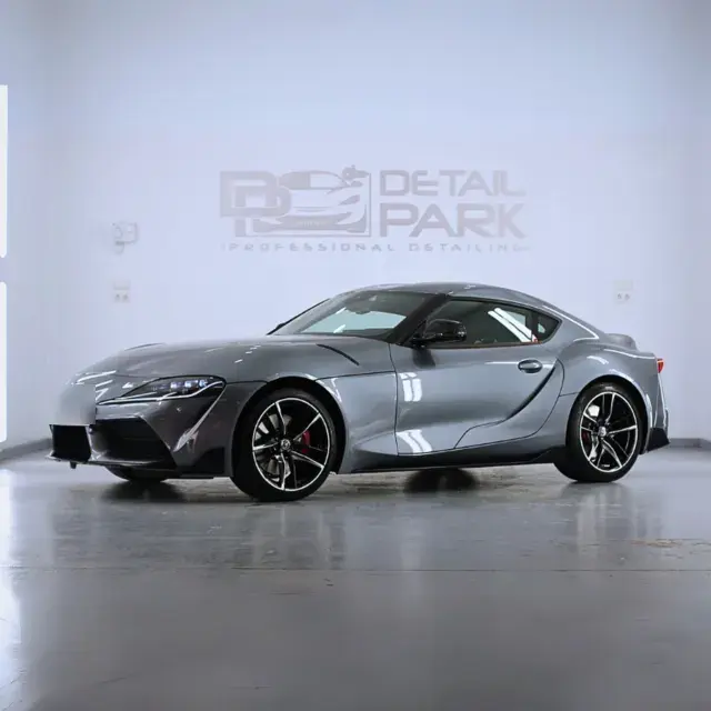 Toyota Supra gris, en el estudio de Detail Park
