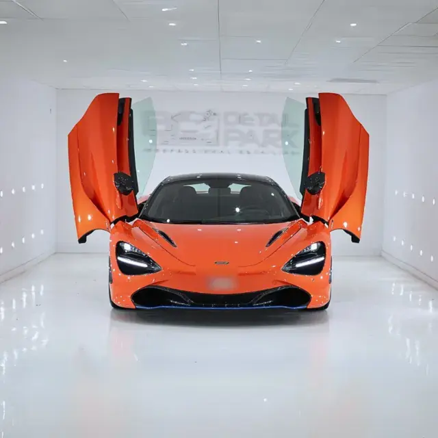 McLaren naranja con las puertas abiertas, en el estudio de Detail Park
