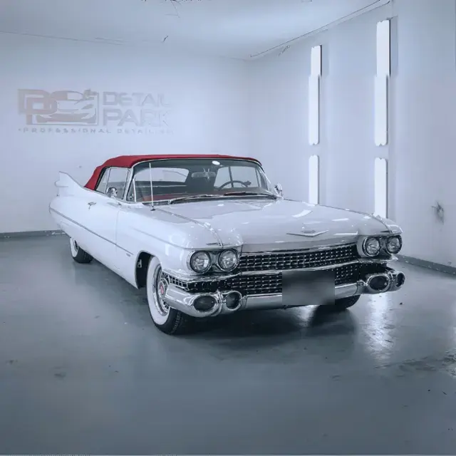 Cadillac clásico descapotable blanco, en el estudio de Detail Park