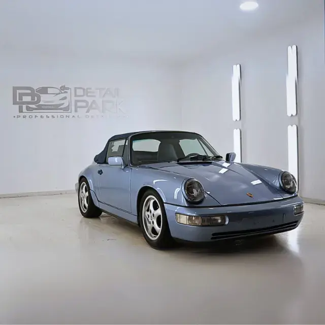 Porsche 911 clásico azul, en el estudio de Detail Park