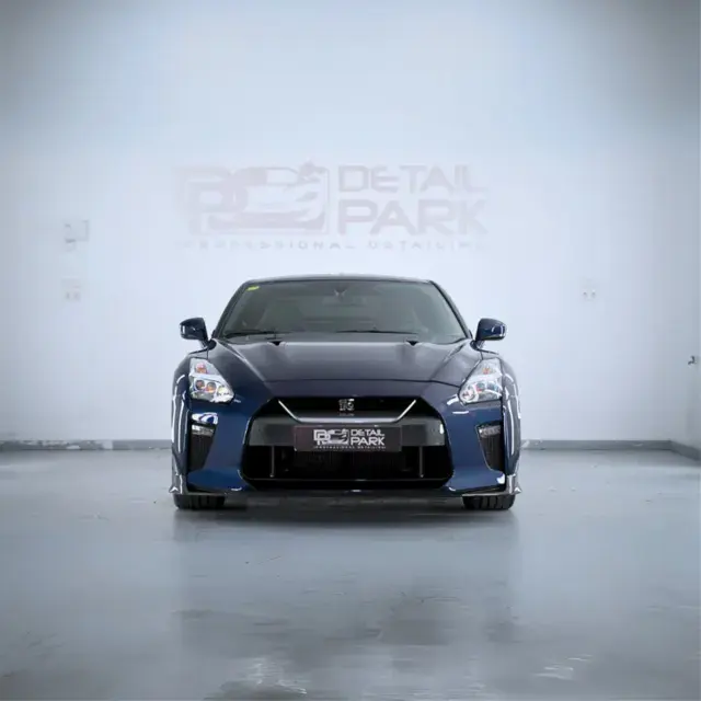 Nissan GT-R azul oscuro, en el estudio de Detail Park
