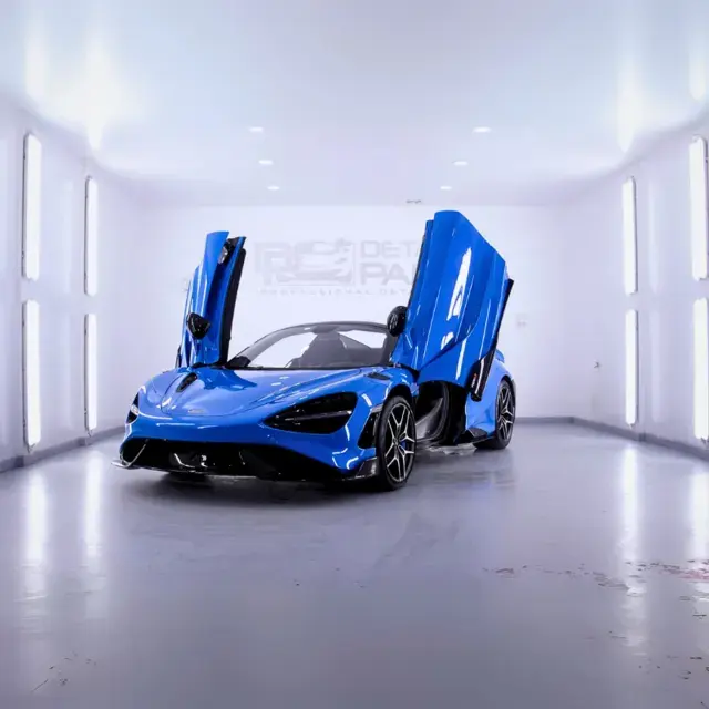 McLaren azul con las puertas abiertas, en el estudio de Detail Park