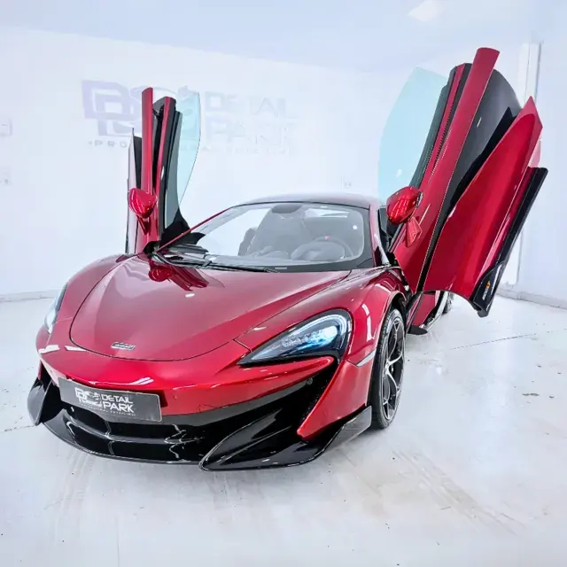 McLaren rojo con las puertas abiertas, en el estudio de Detail Park