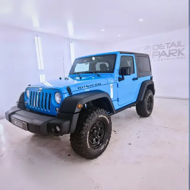 Jeep Wrangler azul, en el estudio de Detail Park