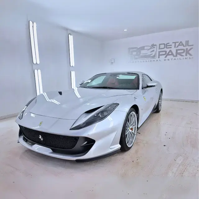 Ferrari gris plata, en el estudio de Detail Park