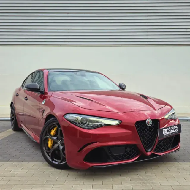 Alfa Romeo Giulia roja, en el estudio de Detail Park