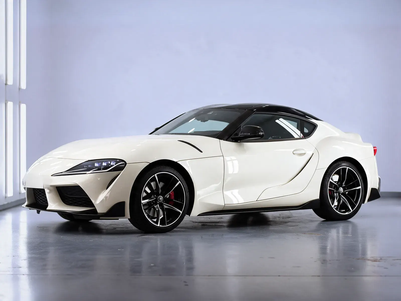 Simulación del mismo coche deportivo con vinilo blanco satinado y techo en negro brillo
