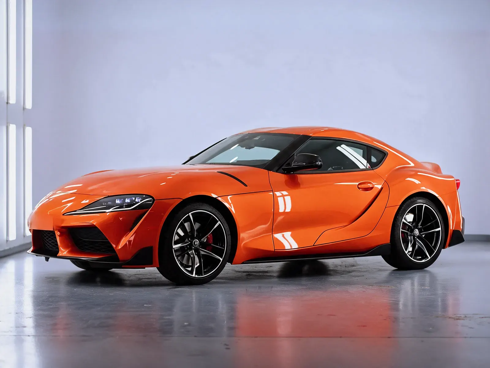Simulación del mismo coche deportivo con vinilo naranja brillo