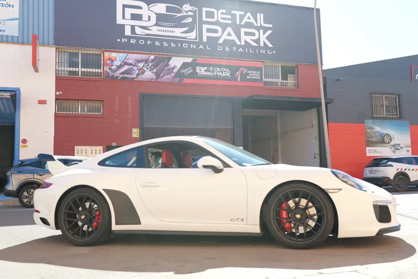 Fachada de Detail Park en Alicante con un Porsche 911 GT3 blanco en la puerta