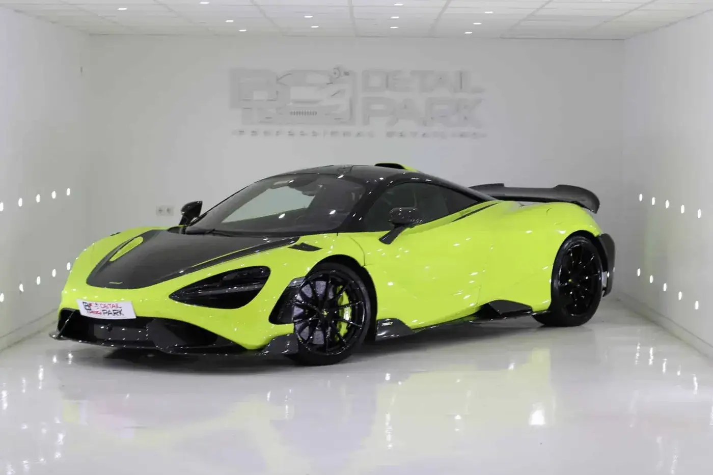 McLaren 765LT verde lima en el box de fotografía de Detail Park