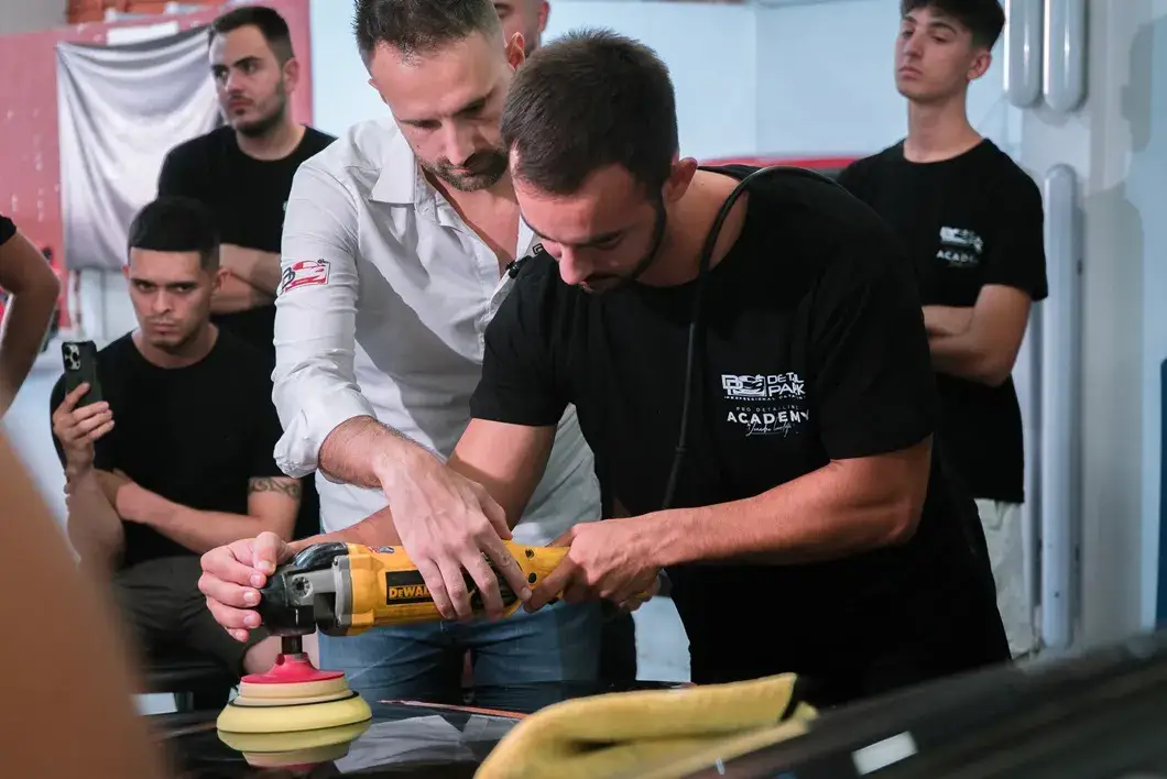 Práctica con pulidora rotativa en el curso de detailing
