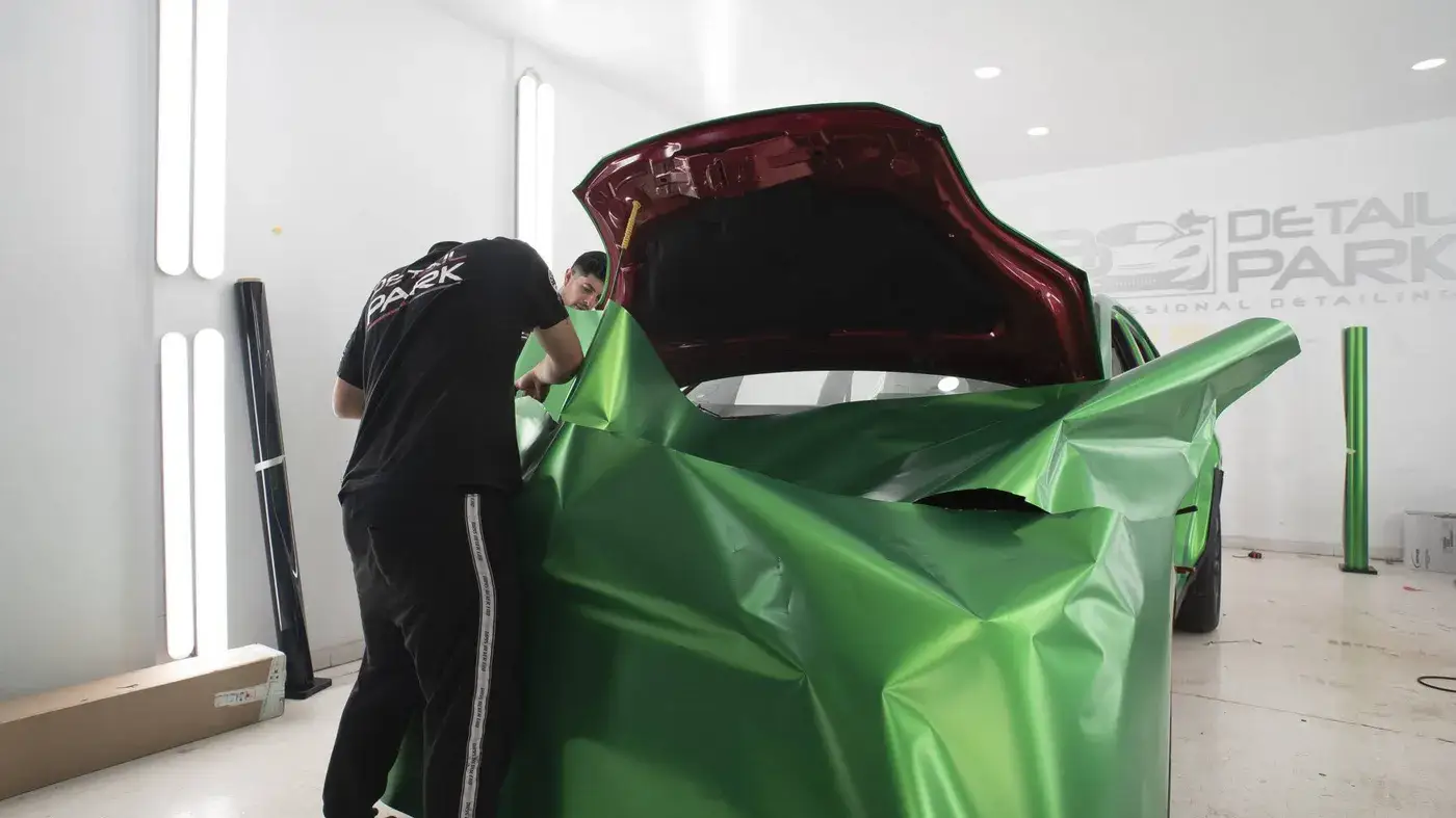 Car wrapping de un coche en vinilo verde en Detail Park